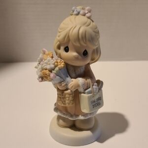 Precious Moment Collectors Club 2002 Figurine Girl with Bouquet